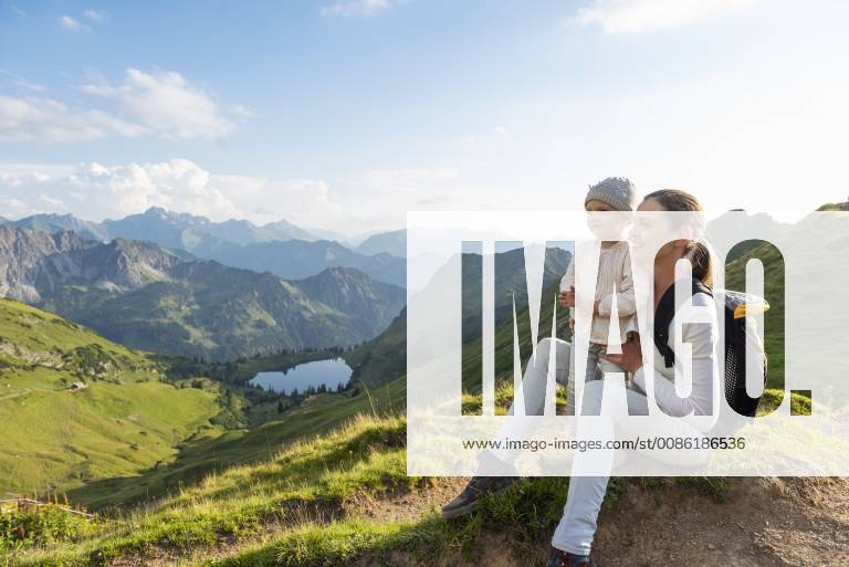 Germany, Bavaria, Oberstdorf, mother and little daughter on a hike in the mountains having a break model released Symbolfoto DIGF04979