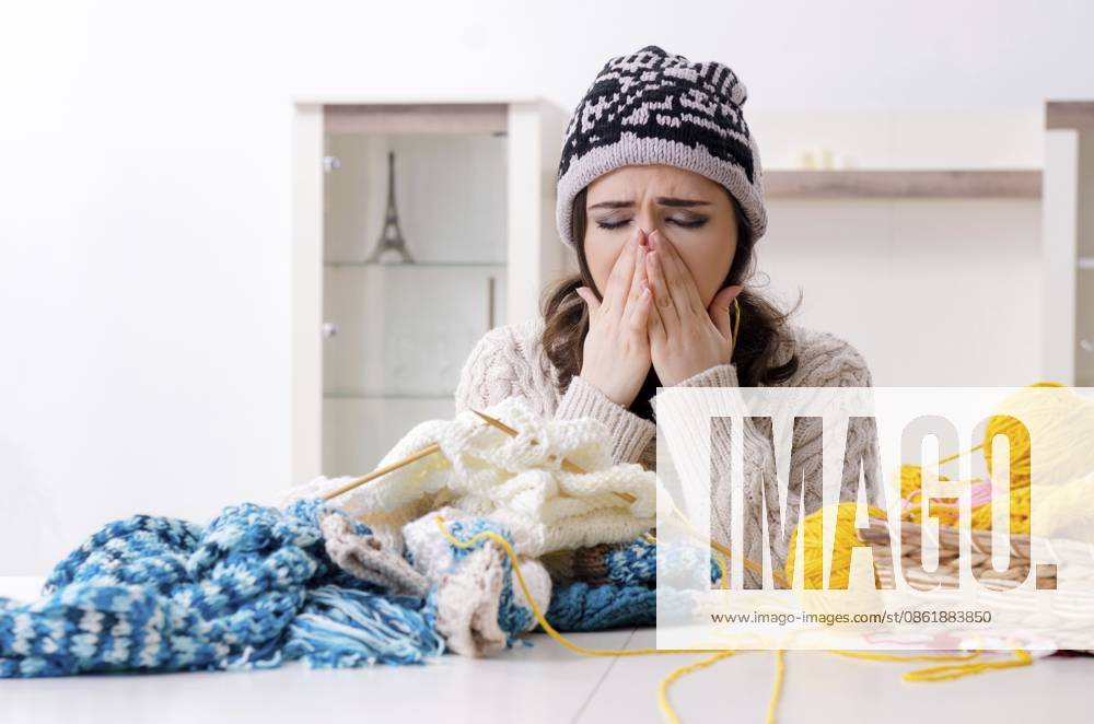 Junge schöne Frau strickt zu Hause Young beautiful woman knitting at home