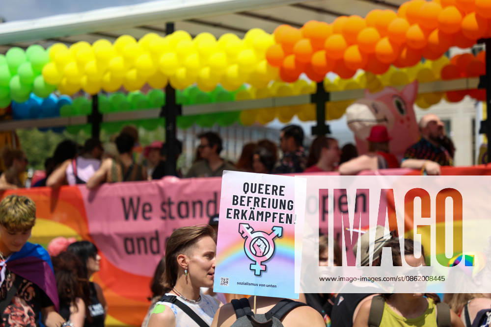 CSD Leipzig 2026: Tausende Menschen zogen bunt und friedlich durch die Innenstadt Am heutigen Tag fand in Leipzig der Christopher Street Day (CSD) 2026 statt. Auftakt der Veranstaltung war auf dem Augustusplatz, wo sich zahlreiche Teilnehmer versammelten. Im Anschluss setzte sich der Demonstrationszug durch das Leipziger Stadtgebiet in Bewegung. Die Veranstaltung verlief nach ersten Erkenntnissen geordnet und wurde von zahlreichen Schaulustigen begleitet. Bereits zu Beginn der Demonstration herrschte auf dem Augustusplatz reger Betrieb, ehe sich der Demonstrationszug formierte und die festgelegte Strecke durch die Innenstadt nahm. Während des Aufzuges kam es im Bereich der Demonstrationsroute zu temporären Verkehrsbehinderungen und Sperru