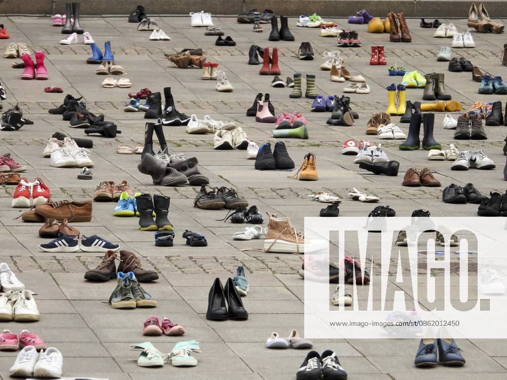 CNTV CHILD MURDER Thousands of shoes stand as a symbol of the many children killed in the war in Palestine. At Hamburg’s Rathausmarkt on July 18, 2026, each pair—and even individual shoes—is meant to represent the life of a child. Palestinians and their German supporters held an impressive vigil today at Hamburg’s Rathausmarkt in Hamburg, Germany