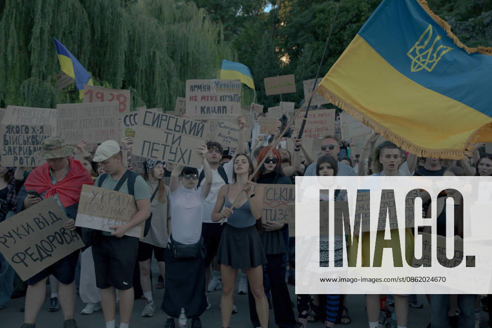 KW29 Protesters gather in Kyiv for a third consecutive day to denounce the dismissal of Ukrainian Defence Minister Fedorov. - 18 07 2026 - Ukraine Kyiv Oblast Kyiv () - LouisxLemaire-Sicrex Pictorium LePictorium_0339195