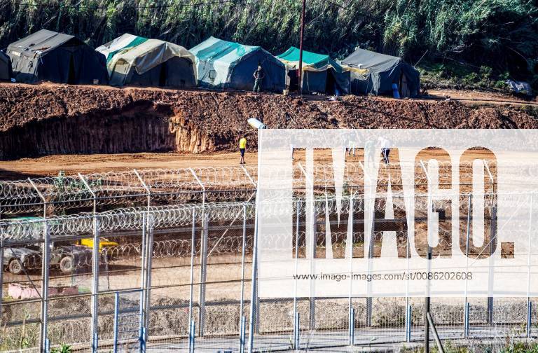 The Moroccan government with EU funds accelerates the works of closing and armoring of the areas close to the fence of Ceuta and will announce the displacing of the Secretary of State of interior Ana Botella to Ceuta on October 25 which will reinforce the staff of police and civil guard in 1000 agents With this measure the government of socialist Pedro Sanchez intends to fulfill th AntonioxSempere