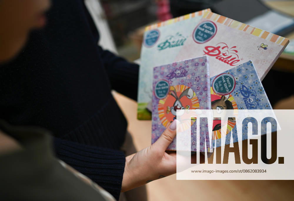 Diddl Celebrates a Comeback in Germany; Children Hold the Latest Diddl Notebooks After more than a decade, the iconic plush mouse is returning to the German market, prompting many people to look back nostalgically on their school days. Berlin, Berlin, Germany