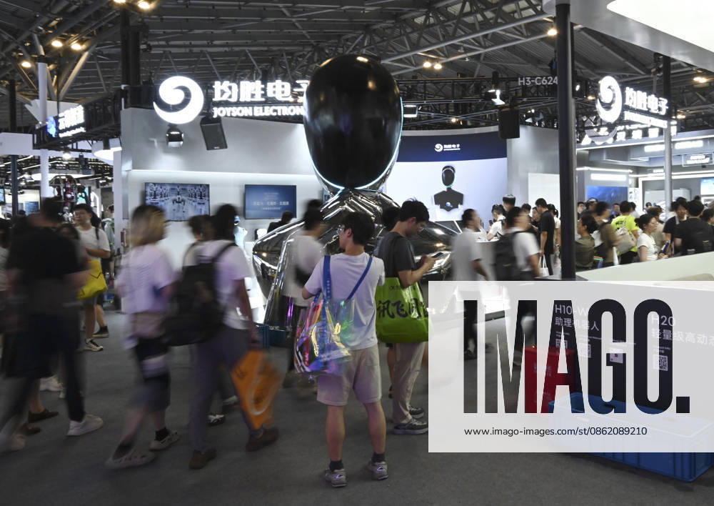 (260719) -- SHANGHAI, July 19, 2026 -- Visitors are seen in front of a robot company s booth during the 2026 World AI Conference in Shanghai, east China, July 19, 2026. The ongoing 2026 World AI Conference turns out to be a highly competitive arena for general embodied AI products from more than 200 providers. It refers to a general-purpose intelligence system that enables robots to perform variable tasks and adapt to different application scenarios. ) CHINA-SHANGHAI-WORLD AI CONFERENCE-GENERAL EMBODIED AI (CN) HuangxXiaoyong