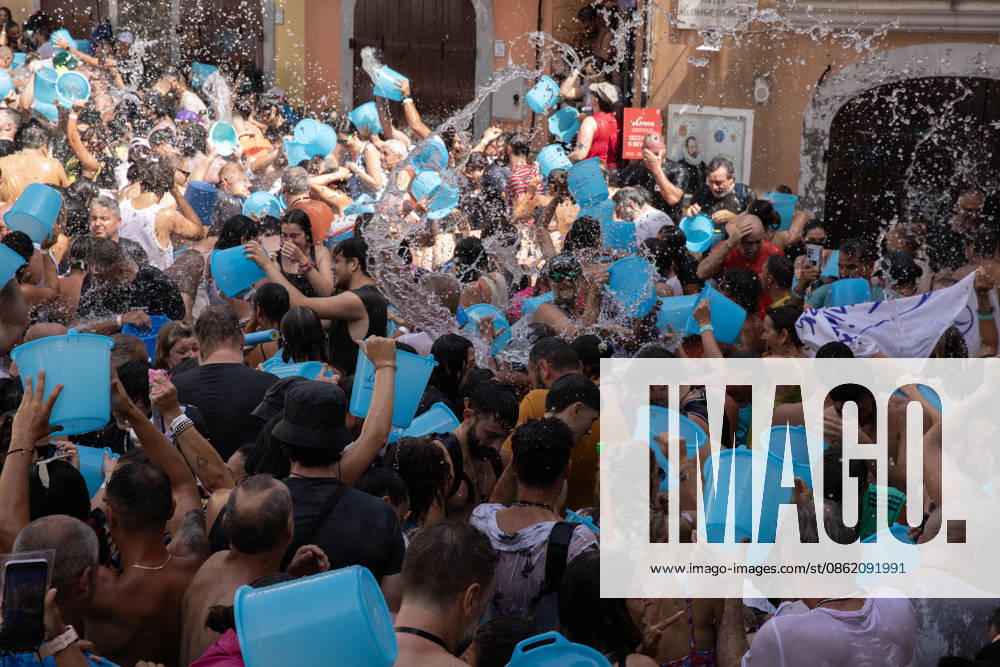 KW29 La Chiena traditional summer war with water in Italy CAMPAGNA, ITALY - JULY 19: People throw buckets of water at each other during the event called La Chiena , one of the most characteristic traditions of Campagna, near Salerno, Italy on July 19, 2026. During the summer, the waters of the Tenza River are diverted through an ancient artificial canal and made to flow along the streets of the historic center. This custom was born centuries ago with the aim of cleaning the streets from dust and waste. Iso Ekle Anadolu Campania Italy. Editorial use only. Please get in touch for any other usage.