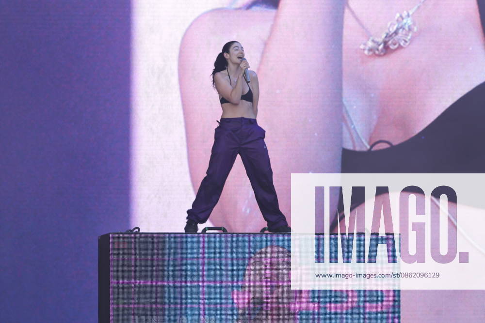 Lorde, singer, performing live at Lollapalooza 2026, Olympic Stadium, Berlin, Berlin