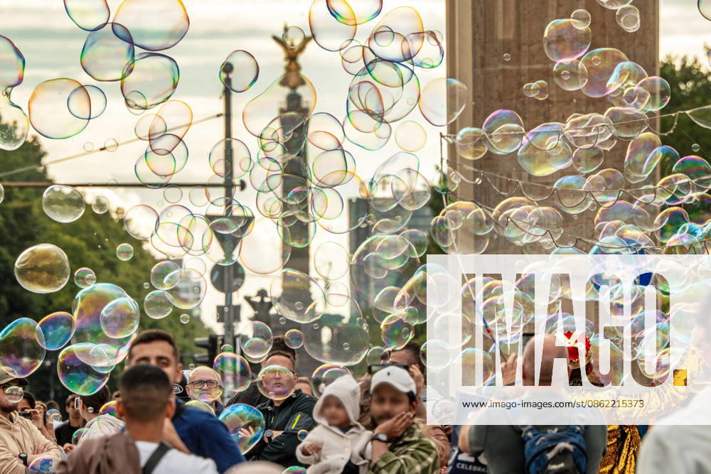 The Victory Column behind countless iridescent soap bubbles, a carefree atmosphere at the Brandenburg Gate, Berlin, July 2026, Germany, Berlin, July 2026, the Victory Column seen through countless soap bubbles glowing in iridescent colors, landmark, symbolic phot