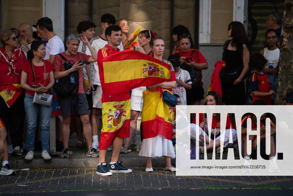 The Spanish National Team celebrates its World Cup victory with a parade in Madrid. Several people wait for the players to pass by during the Spanish National Team’s victory parade for winning the 2026 World Cup, on July 20, 2026, in Madrid, Spain. The Spanish team became the 2026 World Cup champion yesterday after defeating Argentina 1–0 with a goal by Ferrán Torres. JULY 20, 2026. Fernando Sá, Madrid, Madrid, Spain