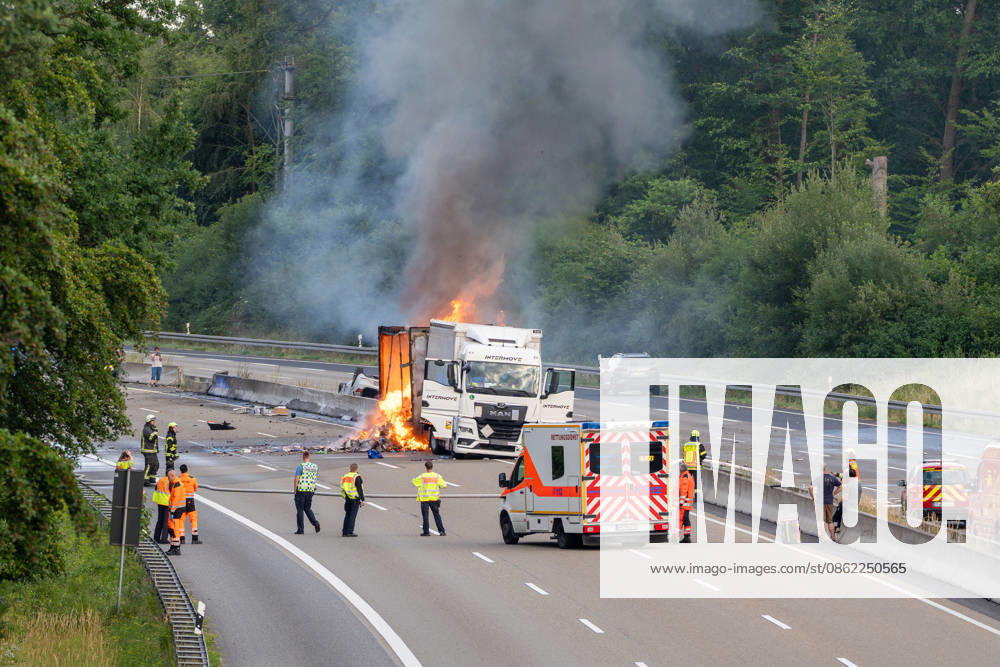 #2 LKW brennt nach Unfall auf A3 bei Seligenstadt aus Vollsperrung über Nacht Sachschaden über 60000 Euro Am 20.07.2026 ereignete sich gegen 19.50 Uhr auf der Autobahn 3 bei Seligenstadt in Fahrtrichtung Frankfurt ein schwerer Verkehrsunfall, bei dem ein Lastwagen in Brand geriet. Ein 58 Jahre alter LKW-Fahrer geriet aus bislang ungeklärter Ursache auf die Gegenfahrspur und kollidierte mit dem Seat einer 50-Jährigen, der Lastwagen prallte gegen die Betonmittelleitwand und der Anhänger brannte vollständig aus. Beide Beteiligten erlitten leichte Verletzungen und wurden in Krankenhäuser gebracht, nach Angaben der Polizeiautobahnstation Südosthessen könnte ein medizinischer Notfall des LKW-Fahrers unfallursächlich gewesen sein. D