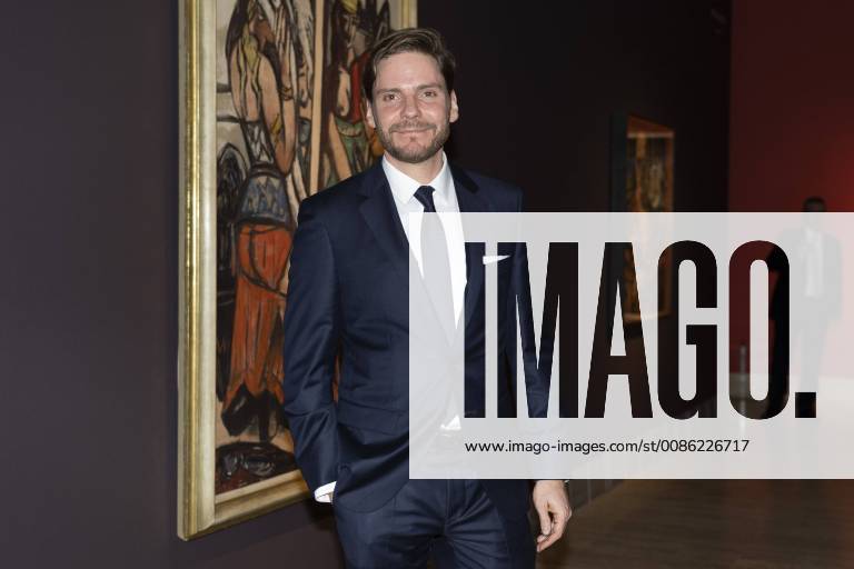 Madrid, Spain - Daniel Bruhl pose during the inauguration of the exhibition Beckmann. Figures of the exile at the Thyssen-Bornemisza National Museum, in Madrid, Spain, 24 October 2018. Madrid Spain - ZUMAn230 20181024_zaa_n230_794
