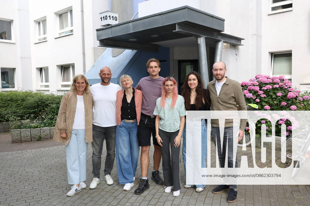 Diana Schulte Kellinghaus, Sven Rudat, Annette Unger, Ludger Bökelmann, Harriet Herbig Matten, Katharina Sporen, Henry Tritschler, photo shoot for the film *Mama* as part of the *Nordlichter* film series; NDR is filming in Hamburg for the *Nordlichter* series as part of the production support program for emerging filmmakers; photo shoot on the film set in Hamburg-Lokstedt, July