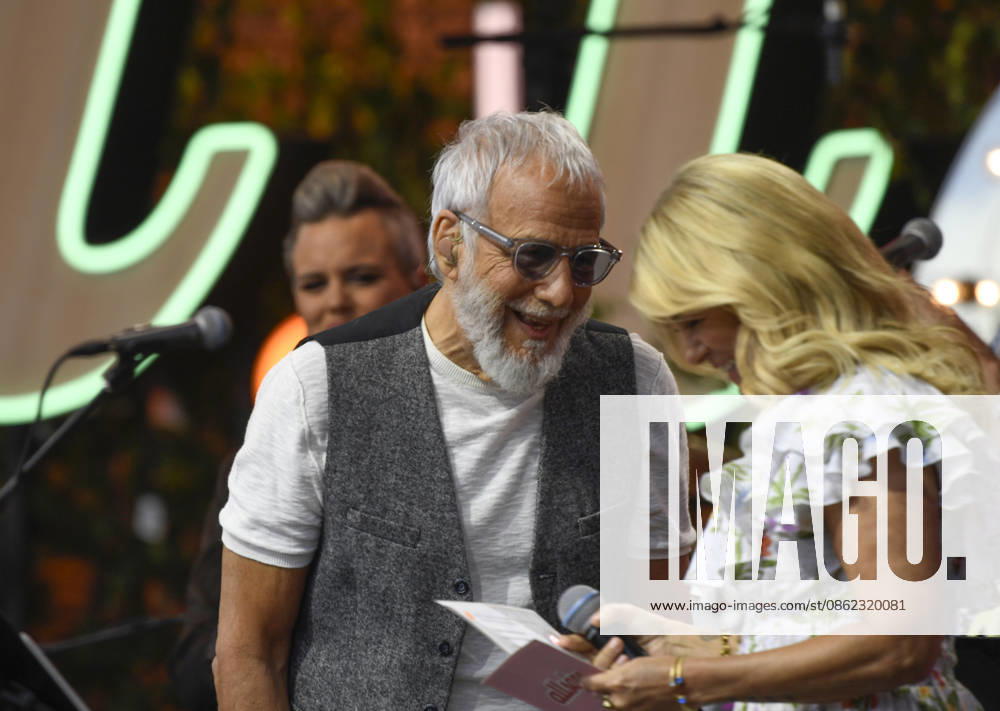 STOCKHOLM, SWEDEN 20260721 Yusuf Islam (Cat Stevens) and host Pernilla Wahlgren during Allsang pa Skansen on Tuesday evening STOCKHOLM, SWEDEN