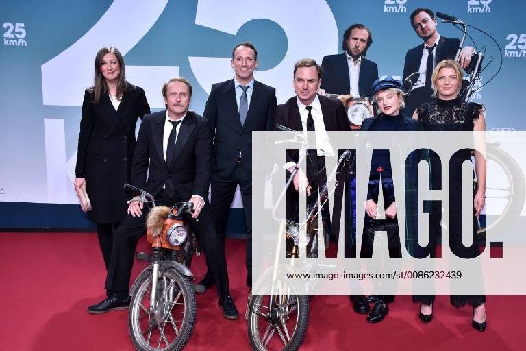 Alexandra Maria Lara Bjarne Girl Wotan Wilke Möhring Lars Eidinger Jella Haase and Jördis Triebel at the 25 KM H Premiere on 25 10 2018 in Berlin 25 KM H Film premiere in Berlin 2018