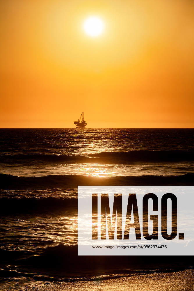 Oil production on California coast Huntington Beach, California, United States CR_MAMO260715-2081727-01 ,model released, Symbolfoto ,property released