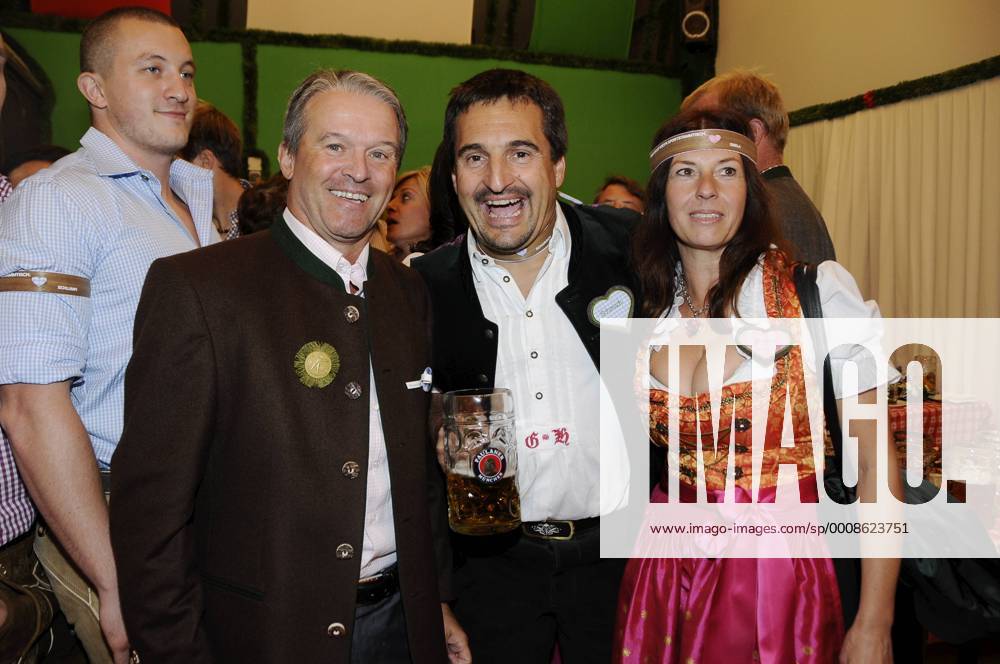 München Oktoberfest BMW Schützenzelt Michael Rahe (BMW), Georg Hackl und Ehefrau Gisela o0 Rodeln Partnerin Frau Familie privat