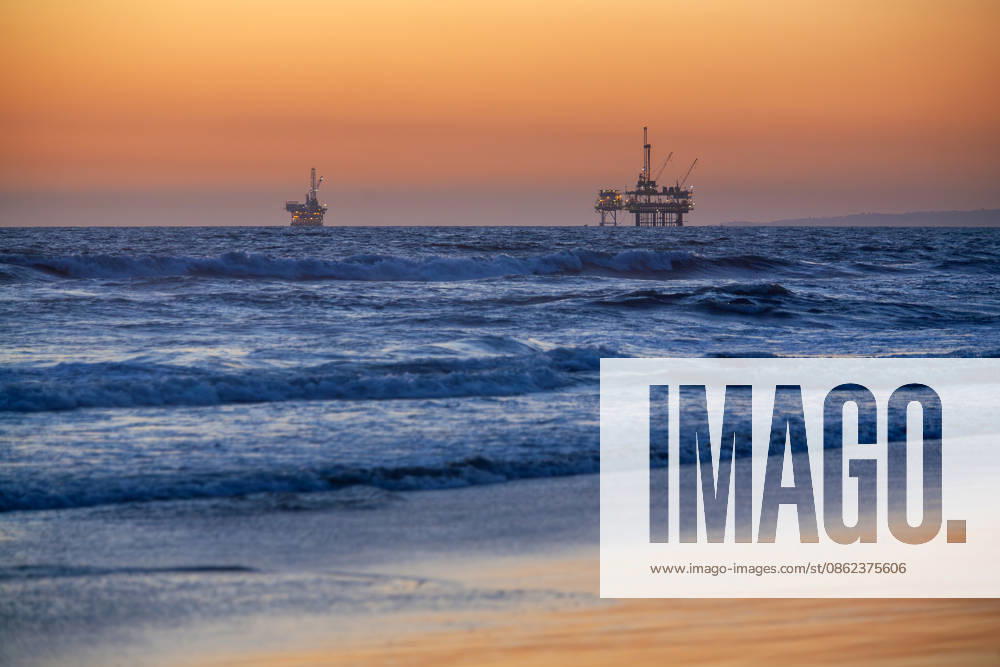 Oil production on California coast Huntington Beach, California, United States CR_MAMO260715-2081732-01 ,model released, Symbolfoto ,property released