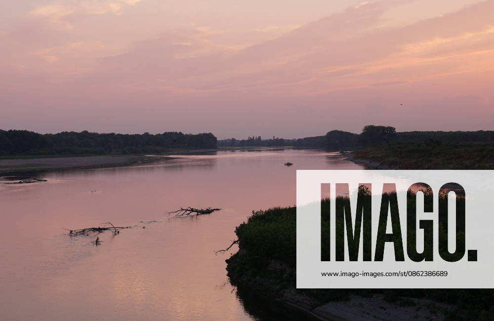 IPA86888795 - Mezzanino, Pavia, Ponte della Becca, July 22, 2026: The Po River has run dry; there is a water emergency and drought affecting Italy’s rivers. The Po River is 3 meters below its normal level, with vast stretches of sand; climate change and global warming