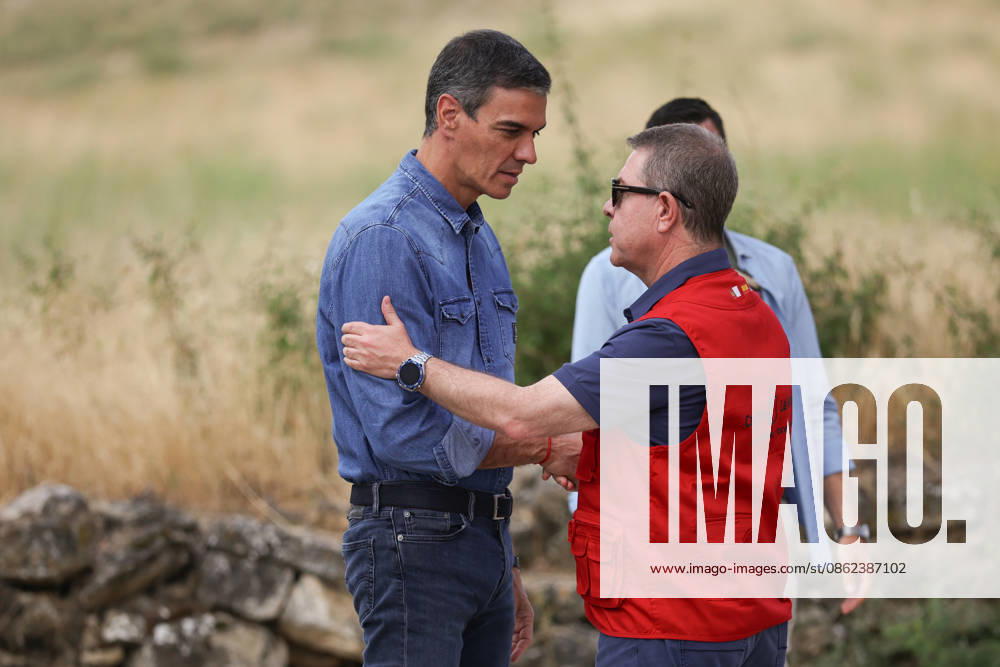 Sánchez and Page Visit the Forward Command Post in Tamajón, Guadalajara, Regarding the La Mierla Fire Prime Minister Pedro Sánchez (left) and the President of Castilla-La Mancha, Emiliano García Page (right), during a visit to the Forward Command Post regarding the La Mierla fire, on July 22, 2026, in Tamajón, Guadalajara, Castilla-La Mancha, Spain. Sánchez visited the Forward Command Post (PMA) facilities to oversee firefighting efforts and monitor the technical progress of the wildfire that originated in La Mierla on July 16, taking a tour of the affected hectares in the region accompanied by the president of Castilla-La Mancha and the Government Delegate in Castilla-La Mancha. JULY 22, 2026 Alejandro Martínez Vé Tamajón, Guadalajara, Ca