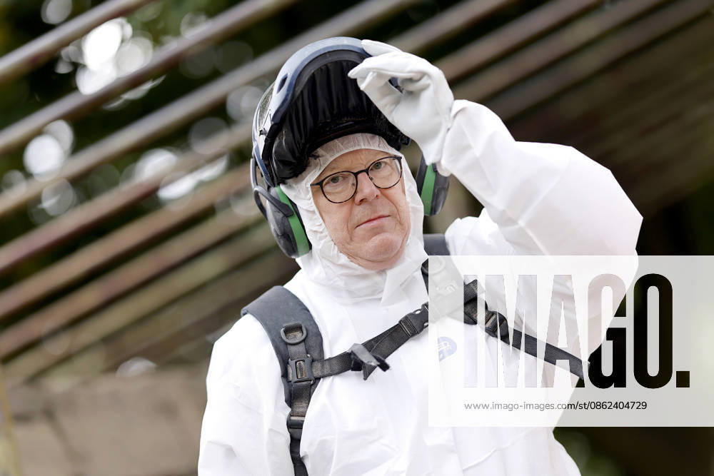 Cologne’s Mayor Torsten Burmester (SPD) rolls up his sleeves and joins in, wearing a protective suit, during a cleanup campaign organized by the Cologne-based anti-graffiti group KASA at the children’s playground by the Aachener Weiher. KASA’s seven-member team removes graffiti annually across an area of 22,000 square meters in CologneCologne, July 22, 2026, North Rhine-Westphalia, Germany