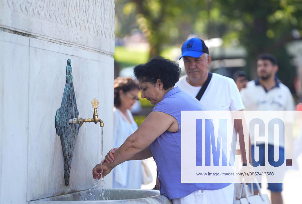 Hot weather in Istanbul ISTANBUL, TURKIYE - JULY 22: A woman is washing her hands at the fountain as local and foreign tourists try to protect themselves from the hot weather by using umbrellas, face masks, hats, and hand fans in Istanbul, Turkiye, on July 22, 2026. Esra Bilgin Anadolu Istanbul Turkey. Editorial use only. Please get in touch for any other usage.