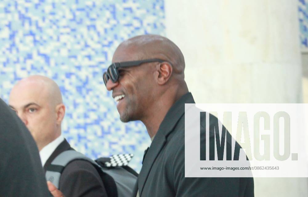 Actor Terry Crews arrives at Santos Dumont Airport in Rio de Janeiro. Rio de Janeiro (RJ), 07 22 2026 - Terry Crews Series White Chicks - Actor Terry Crews landed at Santos Dumont Airport in Rio de Janeiro on July 22, 2026. The star of White Chicks and Everybody Hates Chris was greeted by fans. The 57-year-old actor is in the country for a series of professional commitments, including the premiere as host of the culinary reality show The Battle of the 100 Cooks, which will air on Discovery Home & Health and HBO Max.(Foto: Onofre Veras Thenews2 imago images) Actor Terry Crews arrives at Santos Dumont Airport in Rio de Janeiro.
