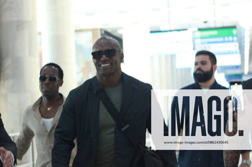 Actor Terry Crews arrives at Santos Dumont Airport in Rio de Janeiro. Rio de Janeiro (RJ), 07 22 2026 - Terry Crews Series White Chicks - Actor Terry Crews landed at Santos Dumont Airport in Rio de Janeiro on July 22, 2026. The star of White Chicks and Everybody Hates Chris was greeted by fans. The 57-year-old actor is in the country for a series of professional commitments, including the premiere as host of the culinary reality show The Battle of the 100 Cooks, which will air on Discovery Home & Health and HBO Max.(Foto: Onofre Veras Thenews2 imago images) Actor Terry Crews arrives at Santos Dumont Airport in Rio de Janeiro.