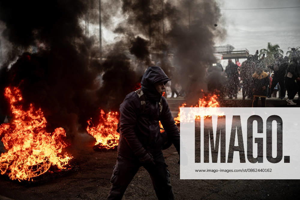 Members of social organizations, labor unions and left-wing groups take part in a nationwide day of protest in Buenos Aires, Argentina, demanding increased social assistance, food programs and employment measures amid the country s ongoing economic crisis. Demonstrators marched at the Pueyrredo³n Bridge, where clashes erupted with federal security forces after police attempted to block the protest. The mobilization was part of coordinated actions held across Argentina. July 22, 2026. Buenos Aires Argentina - ZUMAf175 20260722_zip_f175_016