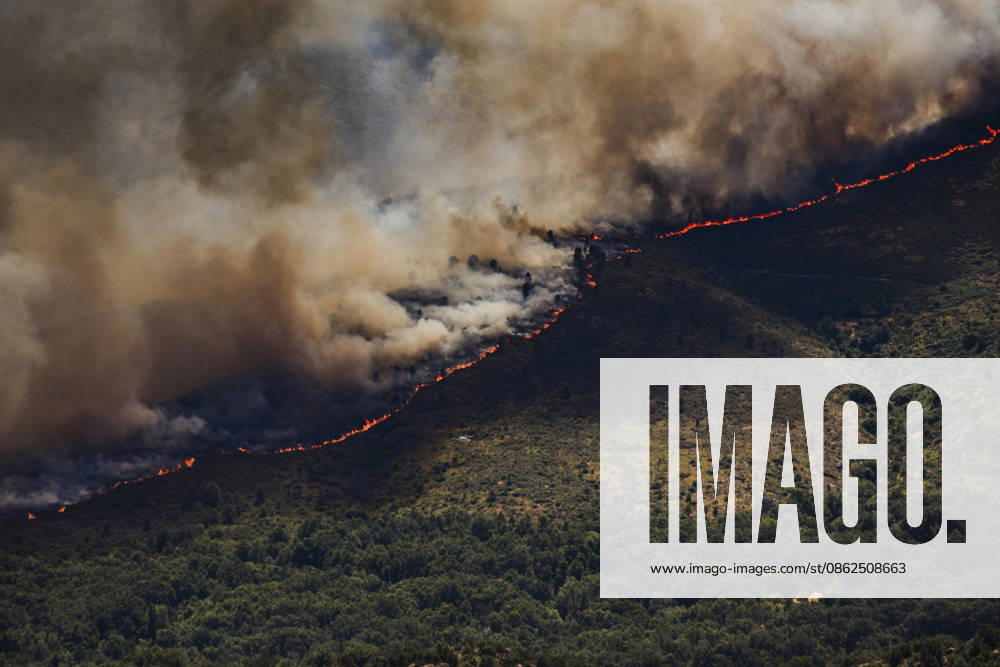 The forest fire in Burgohondo, Ávila, has been raised to IGR 2 as more than 300 hectares of forested areas are at risk. View of a thick column of smoke caused by a forest fire on July 23, 2026, in Burgohondo, Ávila, Castile and León, Spain. The Regional Government of Castile and León has raised the Potential Severity Index (IGR) to Level 2 for the wildfire that broke out in Burgohondo, Ávila, which may threaten forested areas covering more than 300 hectares and pose a serious risk to the population and non-forest assets July 23, 2026 Burgohondo, Ávila, Castile and León Burgohondo, Ávila, Castile and León, Spain
