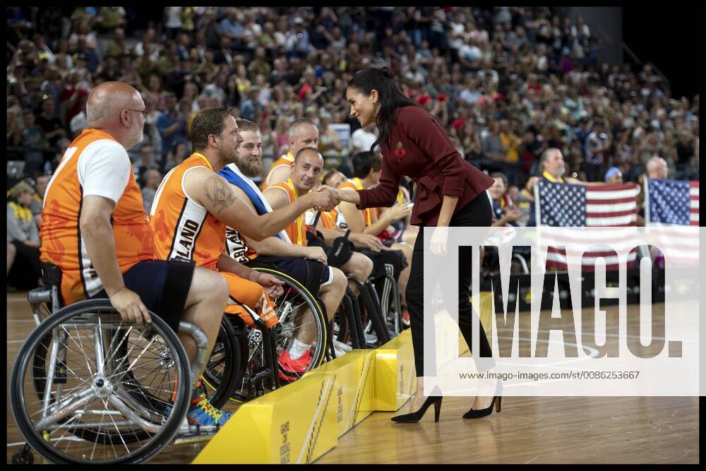 . 27 10 2018. Sydney, Australia. Prince Harry and Meghan Markle Royal Tour-Day Twelve. Prince Harry, The Duke of Sussex accompanied by his wife Meghan, The Duchess of Sussex, watch the Invictus Games Sydney 2018 Wheelchair Basketball Final. xAndrewxParsonsx xi-Imagesx IIM-18750-0035