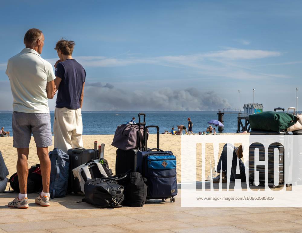 Fire: Evacuees arrive in Arcachon from the Lége-Cap Ferret Peninsula. PHOTOPQR SUD OUEST. Laurent Theillet. Arcachon, July 24, 2026. Fire, evacuees arrive in Arcachon from the Lége-Cap Ferret peninsula Arcachon, July 24, 2026 Arcachon, France, July 24, 2026 Fire at Cap Ferret—boat evacuations underway. Ferry services have been set up at four piers, and all residents and vacationers have been asked to evacuate as the flames advance. Arcachon, GIRONDE, France