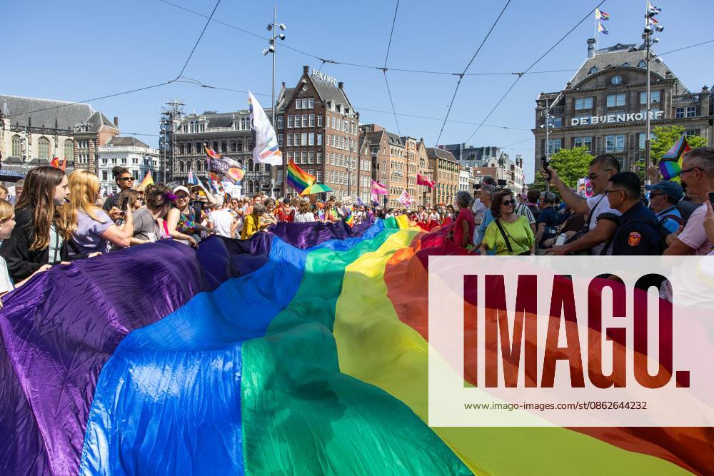 AMSTERDAM - Participants in the 13th edition of the Pride Walk are walking through the center of Amsterdam. With the walk, they are calling attention to equal rights for LGBTQ+ people worldwide. DINGENA MOL ANP netherlands out - belgium out