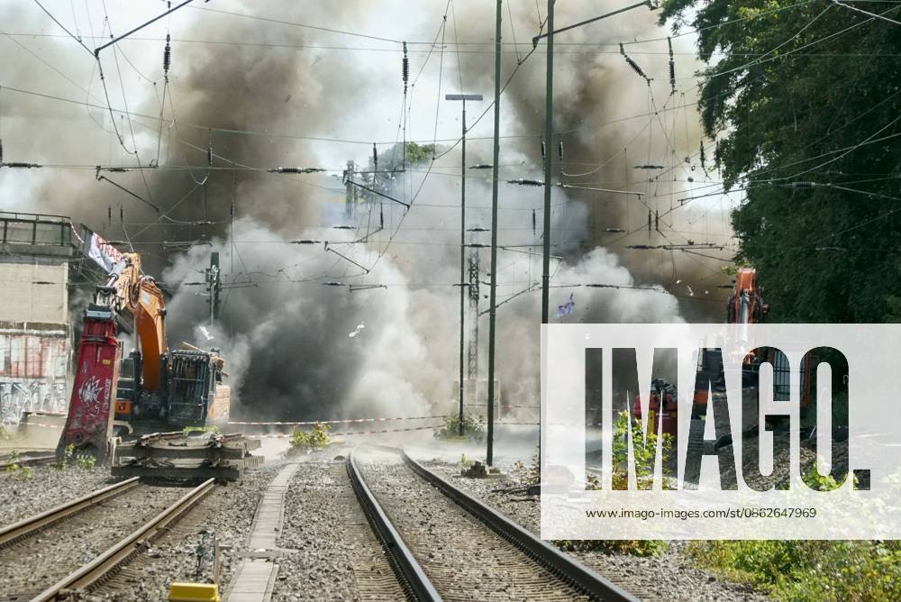 CNTV BRIDGE Amid thick smoke and fumes, another bridge was demolished today as part of the Sternenbrücke demolition project. Demolition of a railroad bridge, July 25, 2026, Hamburg-Diebsteich, at the DB construction site where work is underway to relocate the Hamburg-Altona train station. In near the Diebsteich S-Bahn station, an overpass is being dismantled; Hamburg, Germany