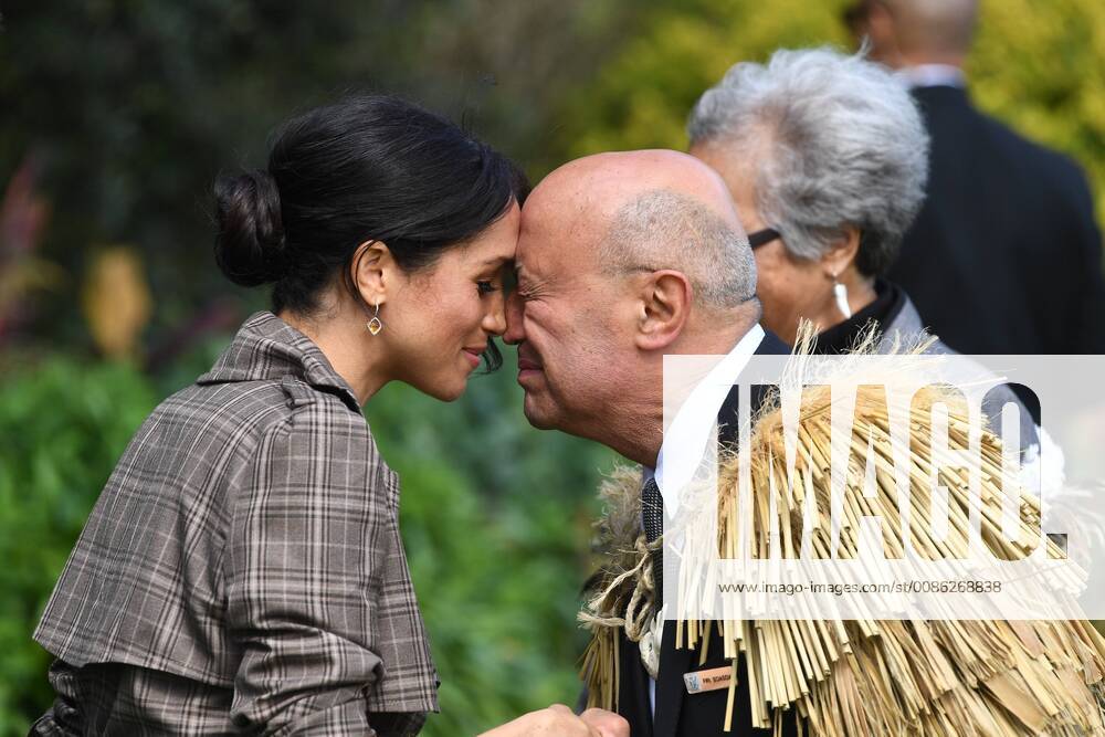 . 28 10 2018. Wellington, New Zealand. Prince Harry and Meghan Markle Royal Tour- Day Thirteen. Ceremony of Welcome Government House. Prince Harry, The Duke of Sussex accompanied by his wife Meghan, The Duchess of Sussex, attend the traditional welcome ceremony on the lawns of Government House - the residence of the Governor- General of New Zealand Dame Patsy Reddy. Their Royal Highnesses are invited to hongi with the Governor-General s Kuia and KaumÄtua (MÄori elders), before the pÅwhiri, which includes a haka, performed by members of the New Zealand Defence Force. The ceremony also include s a 21-gun salute, and is attended by school children. xAndrewxParsonsx xi-Imagesx IIM-18753-0001