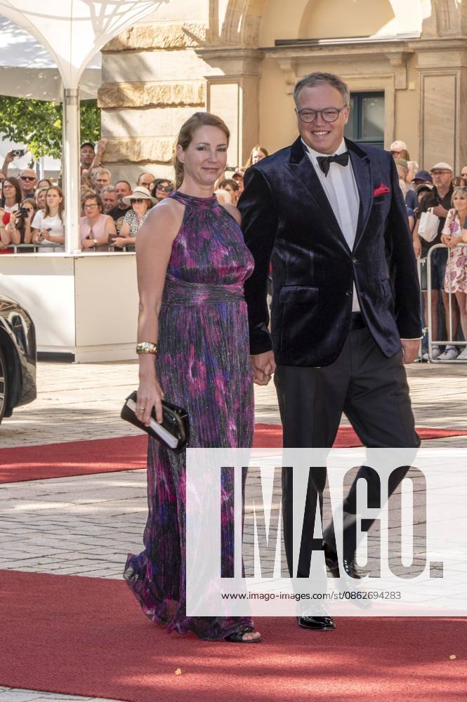 ABB BAYREUTH: Constanze Fuenfstueck and Mario Voigt as guests on the red carpet; arrival on the green hill in front of the Festspielhaus at the opening of the 150th anniversary of the Bayreuth Festival, Richard Wagner Festival 2026, on July 25, 2025 in Bayreuth, Bavaria, Germany