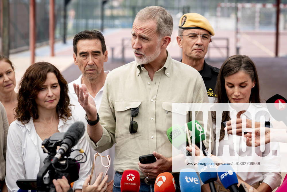 The King and Queen Visit Evacuees from the Western Mountain Range Fire in Villamanta, Madrid: The King and Queen, King Felipe VI and Queen Letizia, accompanied by the Commander-in-Chief of the UME, Francisco Javier Ramos 2d, the President of the Community of Madrid, Isabel Díaz Ayuso i, and the mayor of Villamanta, Mariano Núnez, during their visit to those evacuated due to the fire in the western mountains at the La Chopera sports center on July 26, 2026, in Villamanta, Madrid, Spain. The King and Queen visited the sports center to assess the situation of those affected, show their support for the displaced families, and thank the volunteers who are helping with care and assistance. The Madrid municipality of Villamanta is hosting residen