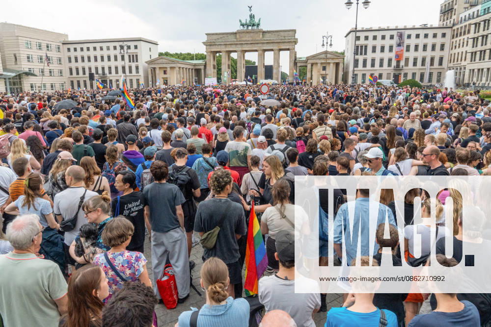 Mourning and Memorial Service for the Victims of the CSD Attack, Brandenburg Gate, Berlin, July 26, 2026 Germany, Berlin, July 26, 2026, Mourning and Memorial Service for the Victims of the CSD Attack, Brandenburg Gate, 17 hours after the terrorist attack in Tiergarten, in which o