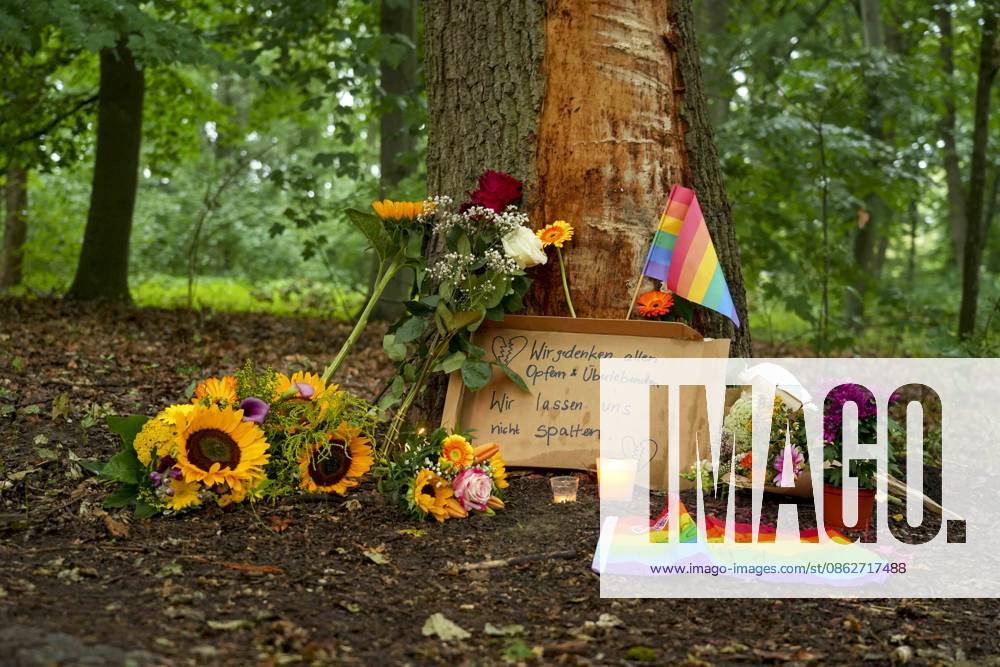 ABB MASSACRE: Flowers and signs in memory of the victims at the tree where the vehicle involved in the accident came to a stop in the Tiergarten on Ahornsteig in Berlin, July 26, 2027. Following the suspected Islamist-motivated terrorist attack at the CSD in Berlin—it had been a big party until the suspected perpetrator a car into the crowd. The shock runs deep. Berlin, Germany