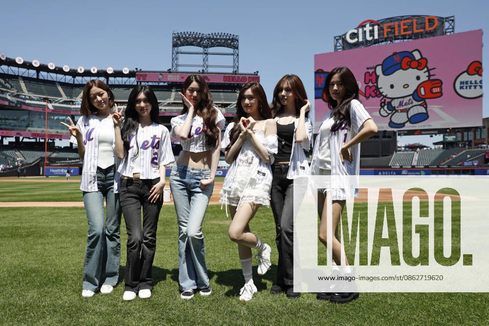 Rei, Gaeul, Jang Won-young, An Yu-jin, Leeseo and Liz of the K-pop girl group Ive stands on the field before Jang Won-young throws out the first pitch when the Los Angeles Dodgers play the New York Mets at Citi Field on Sunday, July 26, 2026 in New York City. NYP20260726114 JOHNxANGELILLO