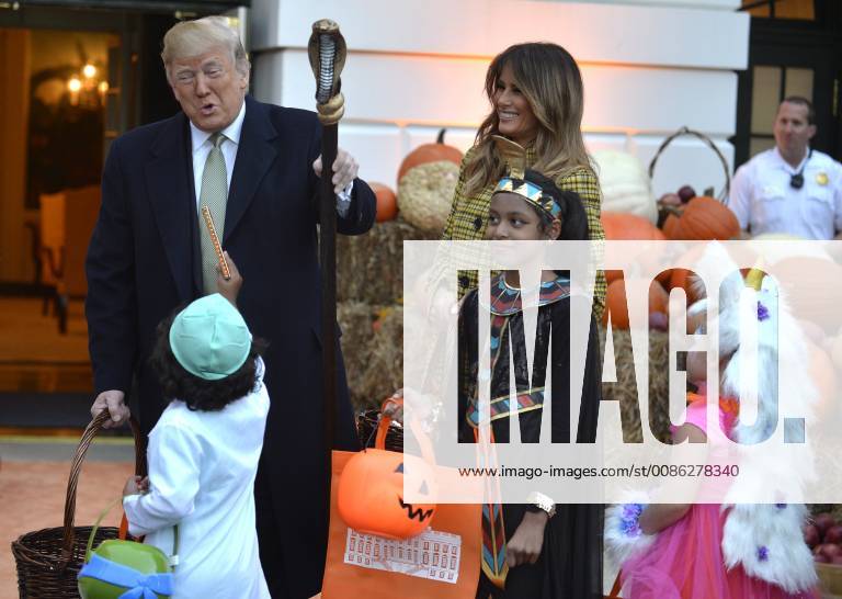 USA, Donald Trump und Melania empfangen Kinder zu Halloween am Weißen Haus President Donald Trump holds up a staff with a cobra on it as he and First Lady Melania Trump welcome trick-or-treaters to the White House for Halloween festivities, October 28, 2018, in Washington, DC. WAP20181028512 MIKExTHEILER