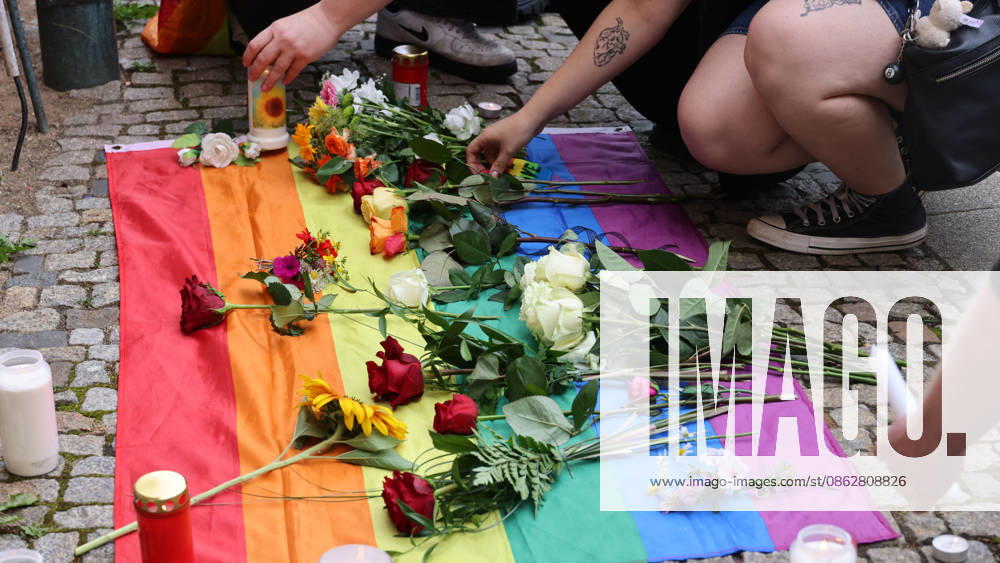 Chemnitzer gedenken mit Mahnwache den Opfern des Anschlages auf den CSD in Berlin 27.07.2026, Chemnitz, Roter Turm, In ganz Deutschland beschäftigt die Menschen der Terroranschlag auf den CSD in Berlin. In Chemnitz fanden sich zum Gedenken an die Opfer des Anschlages auf den CSD in Berlin ca. 300 Chemnitzer und Chemnitzerinnen zusammen um mit einer Mahnmache den Opfern zu gedenken und legten am Roten Turm Blumen und Kerzen nieder. Im wesentlichen ging es darum klar zustellen. Das man sich nicht klein kriegen lassen wird. Organisiert wurde die Mahnwache durch die CSD Chemnitz e.V. . Auf deren Facebook seite heißt es Queer bleibt !!!!! Jetzt erst recht!! Zu Unmut bei den Teilnehmern der Mahnwache fürte die Tatsache das, der zeitgleich stat