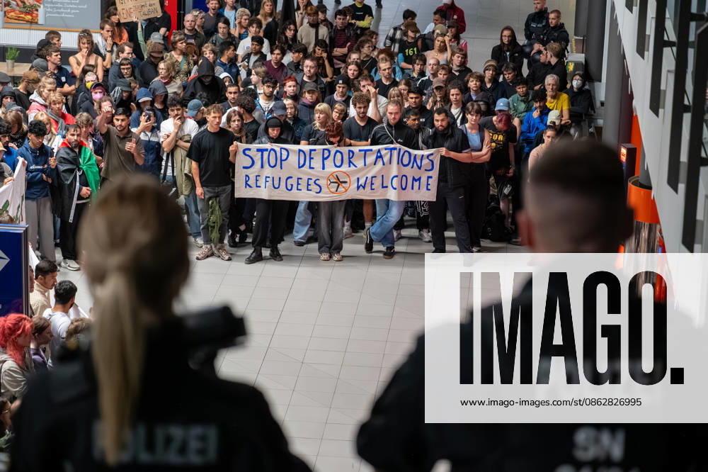 Schkeuditz - Demonstration gegen Afghanistan-Abschiebeflug: Charter startet in der Nacht ab Leipzig Halle 27.07.2026 ab 22 Uhr Schkeuditz, Flughafen Leipzig Halle Rund 260 Menschen haben am späten Montagabend am Flughafen Leipzig Halle gegen einen Abschiebeflug nach Afghanistan demonstriert. Das antirassistische Bündnis hatte kurzfristig zu der Eilversammlung aufgerufen, nachdem der für Dienstag geplante Charterflug auf die Nacht vorgezogen worden war. Die Demonstration verlief friedlich und wurde von der Polizei begleitet. Gegen 1.43 Uhr startete schließlich ein Airbus A320-214 der Fluggesellschaft Freebird Airlines über Trabzon in Richtung Kabul. Mehrere Personen wurden mit Handschellen an Bord gebracht. Angaben zur Zahl der Abgesch