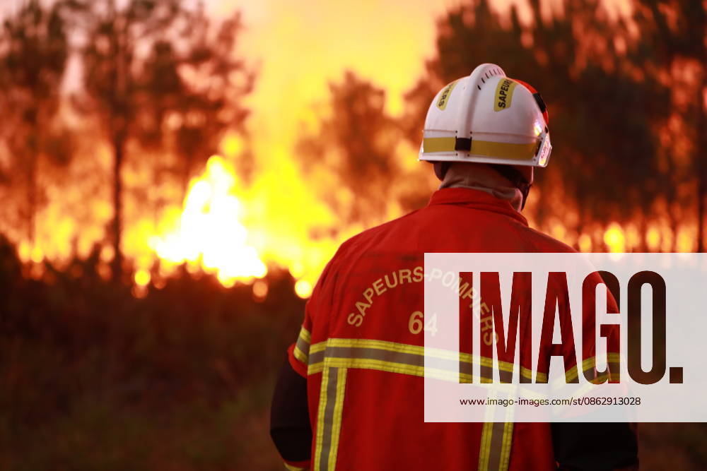 Firefighting efforts continue in southeastern France MIRABEL-ET-BLACONS, FRANCE - JULY 28: Firefighters continue battling a wildfire near the town of Mirabel-et-Blacons in southeastern France on July 28, 2026, as high temperatures, low humidity and shifting winds complicate containment efforts while authorities evacuate thousands of people from campsites in the country s southwest. In southwestern France, authorities evacuated around 4,000 people from campsites in Lacanau, according to the Gironde prefecture. Mohamad Salaheldin Abdelghani Alsayed Anadolu Mirabel-Et-Blacons France. Editorial use only. Please get in touch for any other usage.
