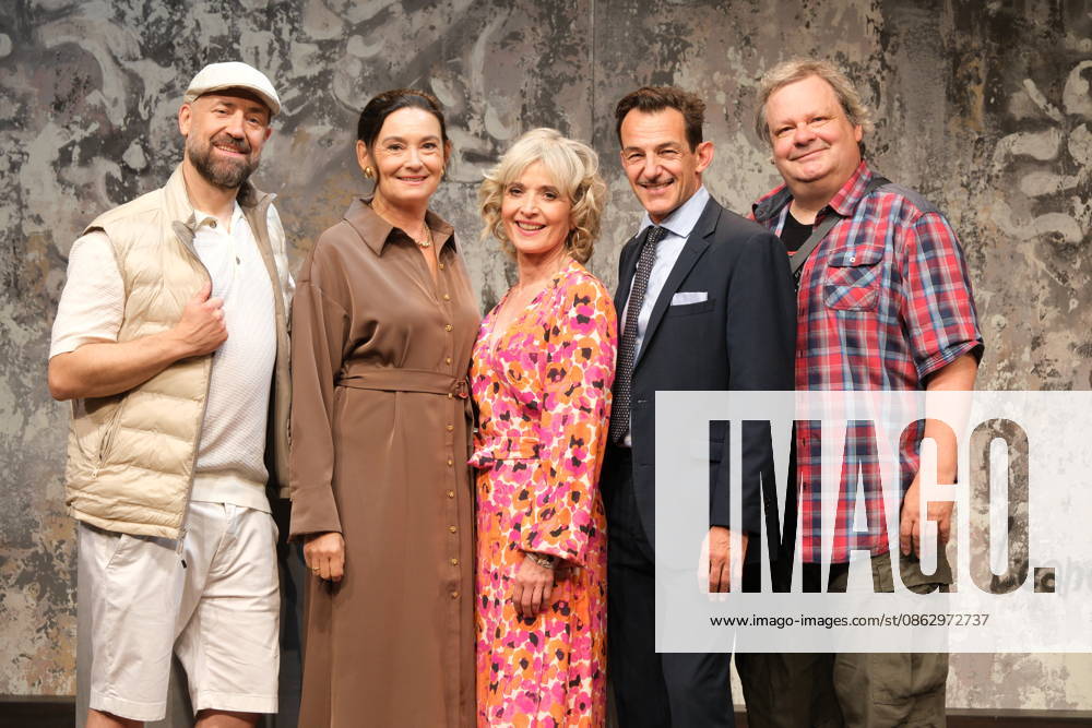 Bürger Lars Dietrich, Jacqueline Macaulay, Katharina Abt, Hans Werner Meyer, and Ulrich Bähnk at the photo shoot for the comedy *Bis dass der Tod*, Winterhuder Fährhaus Comedy. The story revolves around a clumsy hitman who is hired by various members of a family to kill each other—the only reason bei