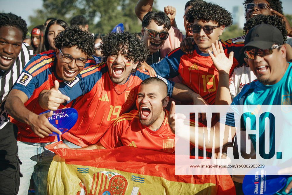 Passionate football fans cheering with a Spanish flag Philadelphia, Pennsylvania, United States R_VDXM260722B2-2085514-01 ,model released, Symbolfoto ,property released