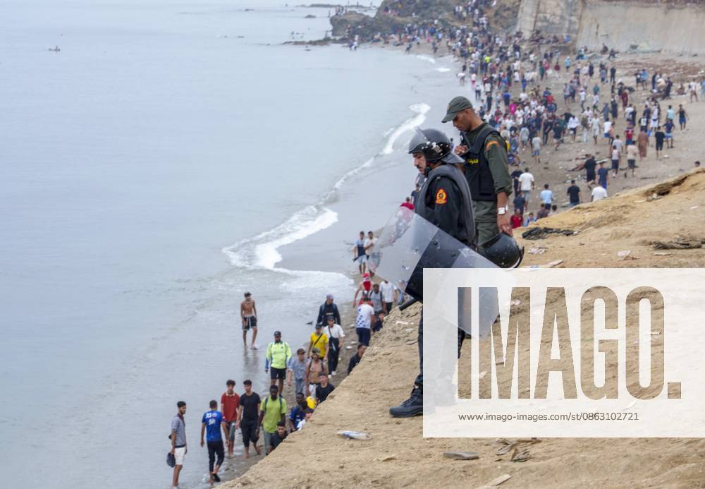 Moroccan forces block irregular migrants attempting to reach Ceuta FNIDEQ, MOROCCO - JULY 31: Moroccan security forces monitor crowds gathered along the coastline near the border with Ceuta as irregular migrants attempt to reach the Spanish-administered territory, on July 31, 2026 in Fnideq, Morocco. Authorities blocked roads across the northern city and deployed additional security measures to prevent migrants from reaching Ceuta, the Spanish-administered territory in North Africa. Hicham Rachidi Anadolu Fnideq Fas. Editorial use only. Please get in touch for any other usage.