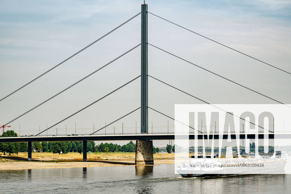Düsseldorf: Scenes of the low water level of the Rhine near Düsseldorf; a water level mark on a bridge pier; scenes of the low water level of the Rhine near Düsseldorf on July 31, 2026