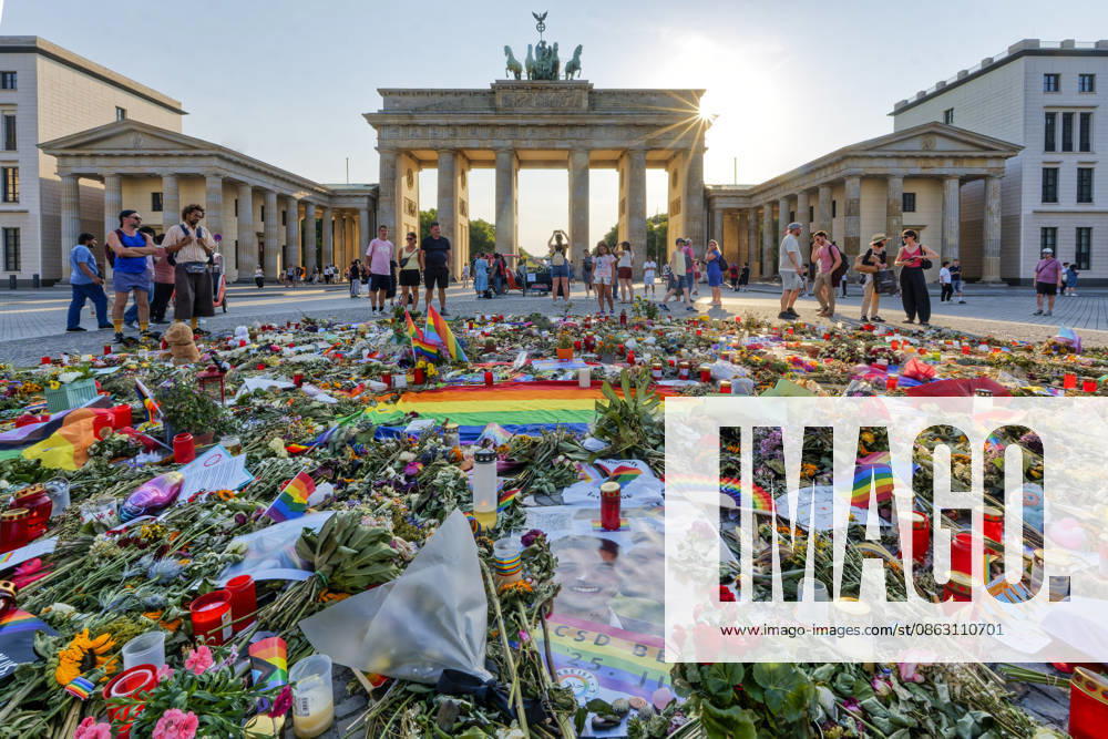 Flowers and Condolences Following Fatal Vehicle Rampage at CSD 2026, Brandenburg Gate, CSD, Terror, Attack, Berlin Christopher Street Day, News, Latest News, Berlin Flowers and condolences following a deadly rampage at CSD 2026 in front of the Brandenburg Gate, CSD, terror, attack, Berlin Christopher Street Day, News, Latest News, Berlin