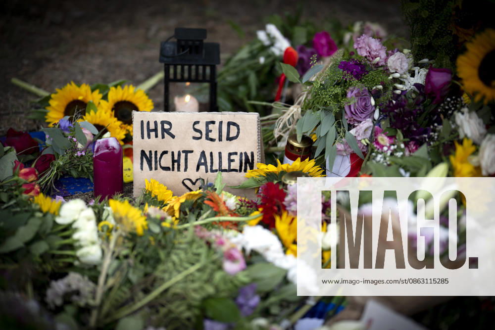 Trauergedenken CSD Terrorattentat CSD Berlin DEU, Deutschland, Germany, Berlin, 27.07.2026 Schild Ihr Seid Nicht Allein und Blumen am Tatort in Tiergarten wo ein Attentaeter in eine Menschenmenge gefahren ist in Trauer an der Trauerveranstaltung und Gedenkveranstaltung in Solidaritaet fuer die Opfer des islamistischen CSD-Anschlags und dessen Abbruch unter dem Motto Liebe ist staerker als Hass in Berlin Deutschland . Bei dem Terroranschlag im Park Tiergarten starb ein Mensch und weitere wurden teils schwer verletzt. Der Anschlag erfolgte auf der Demonstration der schwul-lesbischen Gedenkparade Christopher Street Day CSD Parade Berlin Pride 2026 fuer die Rechte der LGBTQ+ Community unter dem Motto Haltung ist Hot Segen in Berlin Deutschland