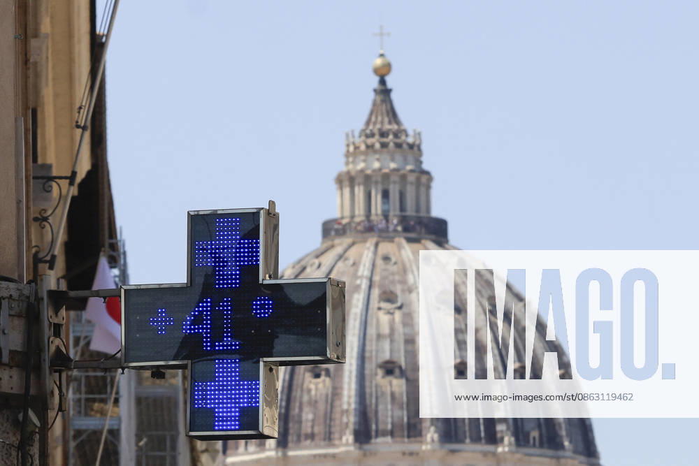 Fourth heatwave in Italy ROME, ITALY, JULY 31: A signboard of a pharmacy displays the temperature as St. PeterÕs Dome is seen in background, in Rome, Italy, on July 31, 2026. The fourth heatwave driven by an African anticyclone has hit Italy, with the Health Ministry placing 11 cities under its highest heat alert and expected to add more in the coming days, as temperatures are forecast to exceed 40 degrees Celsius. Riccardo De Luca Anadolu Rome Italy. Editorial use only. Please get in touch for any other usage.