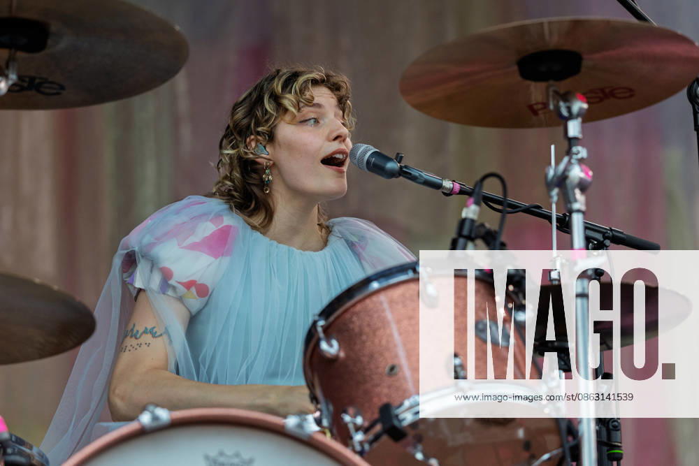 Green Juice Festival 2026 BLOND Lotta KUMMER Drums, Vocals The Chemnitz-based indie pop band Blond performing live outdoors on the main stage at the Green Juice Festival in Park Neu Vilich in Bonn, Bonn Neu Vilich, North Rhine-Westphalia, Germany